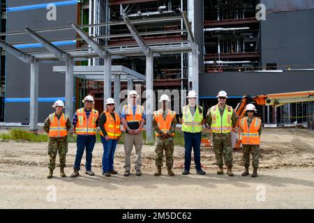 Mitarbeiter und Dienstmitarbeiter der USA Army Corps of Engineers Sacramento District posieren für ein Gruppenfoto mit Kommandoleiter Major Patrickson Toussaint, vierter von rechts, KommandoSergeant Major der USA Army Corps of Engineers, vor der zukünftigen VA Stockton Community Based Outpatient Clinic in Stockton, Kalifornien, am 3. März 2022. Toussaint besuchte den Bezirk, um nach USACE-Personal zu sehen, die Werte der Armee zu stärken und Auszeichnungen zu überreichen. Stockfoto