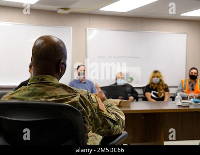 Oberstleutnant Patrickson Toussaint, Oberfeldwebel Major der USA Army Corps of Engineers, spricht am 3. März 2022 mit Mitarbeitern und Mitgliedern des USACE Sacramento District in Stockton, Kalifornien. Toussaint besuchte den Bezirk, um nach USACE-Personal zu sehen, die Werte der Armee zu stärken und Auszeichnungen zu überreichen. Stockfoto