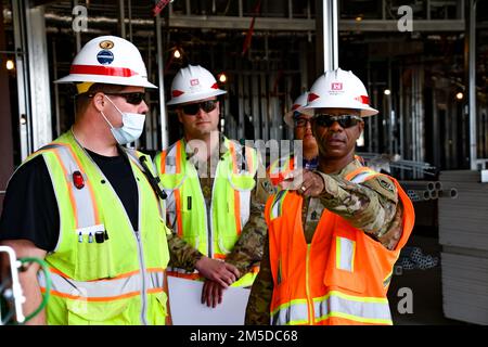 Oberstleutnant Patrickson Toussaint, Oberfeldwebel Major der USA Army Corps of Engineers, führt am 3. März 2022 durch die zukünftige VA Stockton Community Outpatient Clinic in Stockton, Kalifornien. Toussaint besuchte den Bezirk, um nach USACE-Personal zu sehen, die Werte der Armee zu stärken und Auszeichnungen zu überreichen. Stockfoto