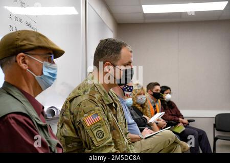 Mitarbeiter und Dienstmitarbeiter der USA Das Armeekorps der Ingenieure im Bezirk Sacramento hört Kommandodienstleiter Major Patrickson Toussaint, Kommandodienstmeister Major der USA Army Corps of Engineers, in Stockton, Kalifornien, am 3. März 2022. Toussaint besuchte den Bezirk, um nach USACE-Personal zu sehen, die Werte der Armee zu stärken und Auszeichnungen zu überreichen. Stockfoto