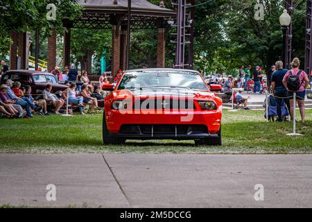 Des Moines, IA - 03. Juli 2022: Weitwinkel-Vorderansicht eines Ford Mustang Boss 302 Coupé aus dem Jahr 2012 auf einer lokalen Automesse. Stockfoto