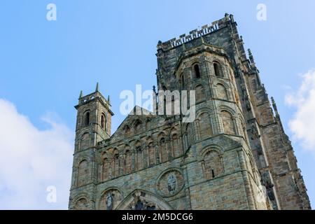 Durham England: 2022-06-07: Durham Cathedral Exterieur während des sonnigen Sommertags. Großansicht Stockfoto