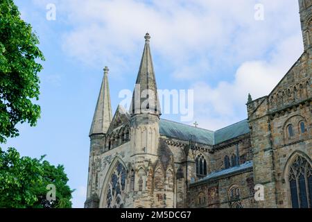 Durham England: 2022-06-07: Durham Cathedral Exterieur während des sonnigen Sommertags. Großansicht Stockfoto