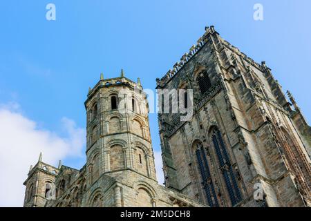 Durham England: 2022-06-07: Durham Cathedral Exterieur während des sonnigen Sommertags. Großansicht Stockfoto