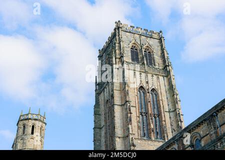 Durham England: 2022-06-07: Durham Cathedral Exterieur während des sonnigen Sommertags. Großansicht Stockfoto