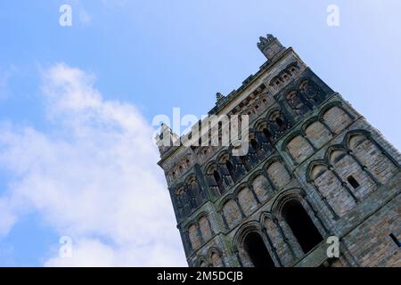 Durham England: 2022-06-07: Durham Cathedral Exterieur während des sonnigen Sommertags. Großansicht Stockfoto