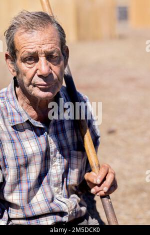 Porträt von Pedro, einem pensionierten Hirten am Dreschtag, Dia de la trilla im Ecomuseo in San Jose de Los Llanos, El Tanque, Teneriffa, Kanarische Inseln Stockfoto