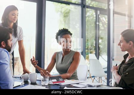 Wir brauchen alle Mann an Deck, um dieses Projekt abzuschließen. Eine Gruppe vielseitiger Geschäftsleute, die ein Meeting im Sitzungssaal abhalten. Stockfoto