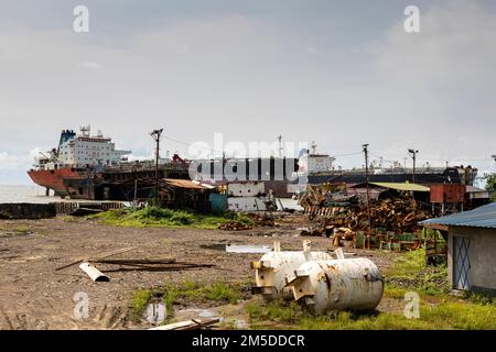 Schiffswrackwerft, Chattogram, Bngladesh, 8. September 2021 Alte Schiffe werden zum Abwracken in Schiffswrackwerften festgehalten. Stockfoto