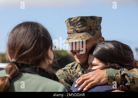 Eine neue USA Marine of Bravo Company, 1. Recruit Training Bataillon, wird von einem geliebten Menschen nach einer Abschlusszeremonie im Marine Corps Recruit Depot San Diego, 4. März 2022 begrüßt. Als Rekruten hatten sie während ihres 13-wöchigen Ausbildungszyklus nur über Briefe Kontakt. Stockfoto