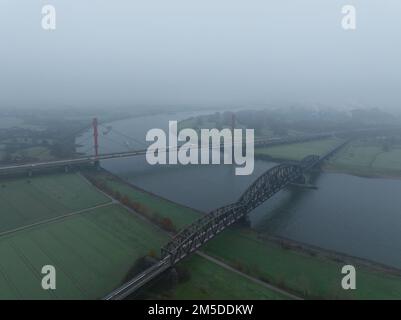 Haus Knipp Eisenbahnbrücke Autobahnbrücke zwischen Baerl und Beeckerwerth in Duisburg, Deutschland. Beeckerwerth-Brücke über den rhein. Stockfoto