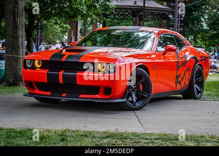 Des Moines, IA - 03. Juli 2022: Blick auf eine 2016 Dodge Challenger SRT Hellcat von einer lokalen Automesse aus der schwachen Perspektive. Stockfoto