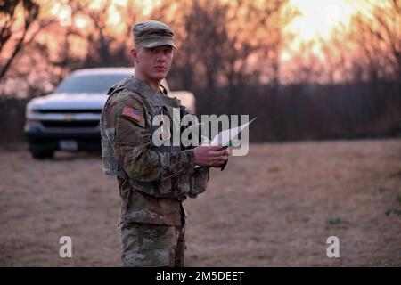 SPC. Connor McBride, Mitglied der Einheit 1, Charlie Battery, 1. Bataillon, 160. Artilleriegesiment, 45. Infanterie-Brigaden-Kampfteam, Oklahoma Army National Guard, bereitet sich auf eine Landschifffahrt während des Wettbewerbs der Besten Krieger im Camp Gruber Training Center, Oklahoma, 3. März 2022 vor. Der Wettbewerb „Bester Krieger“ ist ein dreitägiges jährliches Event, bei dem hochrangige Soldaten ihre Fähigkeiten in einer Vielzahl von Aufgaben und Übungen unter Beweis stellen. Die Wettbewerber werden Tests in der Landnavigation, Schießkunst und Waffenfertigkeiten, einem Sturmkurs, einem schriftlichen Aufsatz und einem bestehen Stockfoto