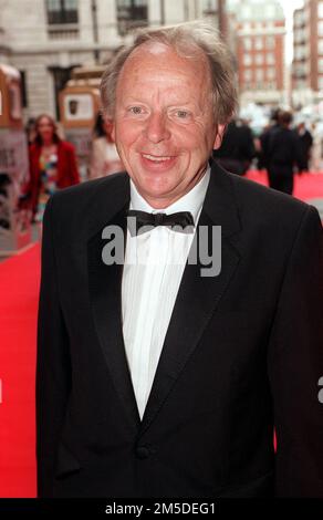 Aktenfoto vom 9. Oktober 5/1999 des Komikers John Bird, der bei den British Academy Television Awards im Grosvenor House in London eintrifft. Rory Bremner zollt dem „größten Satiristen“ John Bird Tribut, der im Alter von 86 Jahren gestorben ist. Bird wurde bekannt für Skizzen, die zusammen mit John Fortune und Bremner in der Satirical Show Bremner, Bird and Fortune auf Kanal 4 aufgeführt wurden. Ausgabedatum: Mittwoch, 28. Dezember 2022. Stockfoto