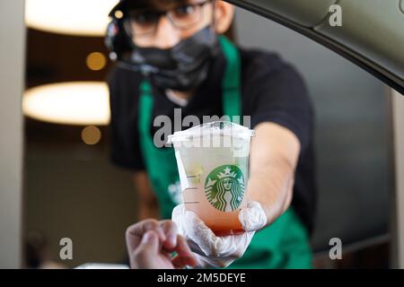 Starbucks Mitarbeiter geben Befehle am Drive-in. Limonade Erdbeere. Stockfoto