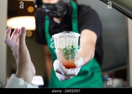 Starbucks Mitarbeiter geben Befehle am Drive-in. Limonade Erdbeere. Stockfoto