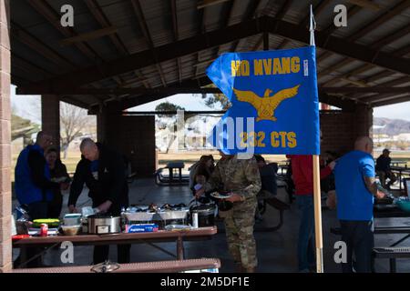 Das 232. Kampfgeschwader feierte am 4. März 2022 die Neuernennung ihrer Einheit im Freedom Park, Nellis AFB, Nevada. Das 232. CTS hat sich vom Fliegen und der Wartung ferngesteuerter Luftfahrzeugsysteme hin zur Unterstützung der Betriebsprüfung und Wartung von F-22- und F-35-Luftfahrzeugen entwickelt. Stockfoto