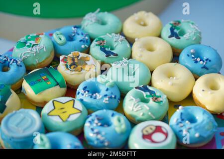 Super Mario Bros Geburtstagsparty Catering, Snacks, Mini-Donuts. Marios Geburtstagsparty. Stockfoto