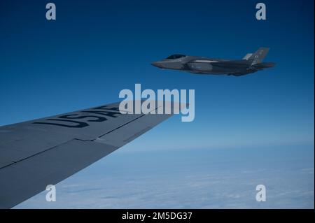 Eine F-35A Lightning II, die der 355. Kampfstaffel, Eielson Air Force Base, Alaska, zugeteilt wurde, fliegt zusammen mit einem KC-135 Stratotanker, der der 117. Luftwaffenstaffel, Forbes Field Air National Guard Base, Kansas, zugeteilt wurde, über der Indo-Pacific Region, 4. März 2022. Die F-35 wird derzeit auf dem Luftwaffenstützpunkt Kadena, Japan, eingesetzt und führt integrierte Operationen mit gemeinsamen Partnern und Verbündeten durch, um eine freie und offene Region im Indo-Pazifik zu gewährleisten. Stockfoto