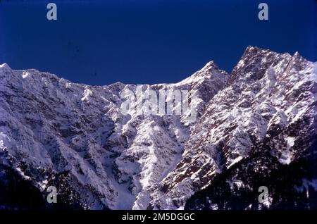 Manali ist ein hoch gelegener Ferienort im Himalaya im nördlichen indischen Bundesstaat Himachal Pradesh. Es hat einen Ruf als Rucksackzentrum und als Ziel für Flitterwochen. Es liegt am Beas River und ist ein Tor zum Skifahren im Solang Valley und zum Trekking im Parvati Valley. Außerdem ist es ein Ausgangspunkt für Paragliding, Rafting und Bergwanderungen in den Pir Panjal Bergen, wo sich der 4.000m m hohe Rohtang Pass befindet. Stockfoto
