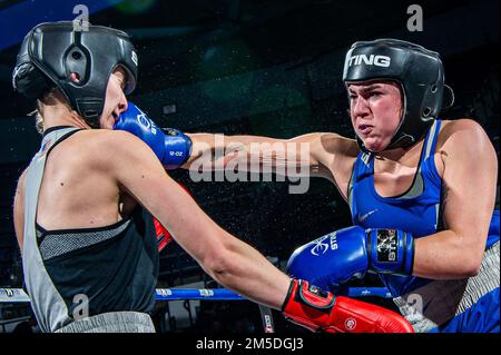 USA AIR FORCE ACADEMY, COLORADO -- Mack Lucas von der Air Force, richtig, trifft Katie Bush während des Frauenwechsels von 147 Pfund bei den 65. Wing Open Championships in der Clune Arena in Colorado Springs, Colorado, 4. März 2022. Maddie Lloyd gewann als erste Boxerin in der Geschichte der Air Force vier Titel bei den Wing Open. Stockfoto