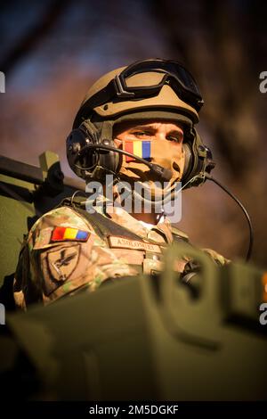 Bukarest, Rumänien - 1. Dezember 2021: Rumänischer Armeesoldat sitzt während der rumänischen Nationalfeierparade in Bukarest auf einem Panzer. Stockfoto