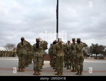 Mitglieder des 17. Training Wing begrüßen die Flagge, die während einer Reveille für Frauen vor dem Norma Brown-Gebäude, Luftwaffenstützpunkt Goodfellow, Texas, am 4. März 2022 gehisst wird. Die Reveille wurde zu Ehren des Women's History Month durchgeführt. Stockfoto