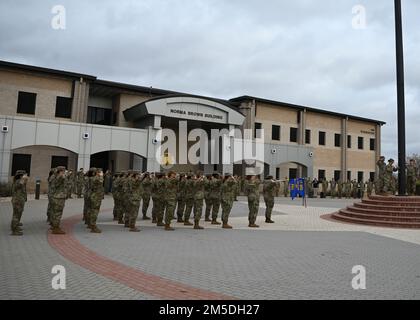 Mitglieder des 17. Training Wing begrüßen die Flagge, die während einer Reveille für Frauen vor dem Norma Brown-Gebäude, Luftwaffenstützpunkt Goodfellow, Texas, am 4. März 2022 gehisst wird. Die Reveille wurde zu Ehren des Women's History Month durchgeführt. Stockfoto