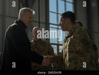 Artis Pabriks (links), lettischer Verteidigungsminister, begrüßt einen US-amerikanischen Staatsbürger Soldat der Armee, 1-3.-Angriffsattalion, 12.-Kampfluftfahrtbrigade, auf dem Luftwaffenstützpunkt Lielvārde, 4. März 2022. Die Verbesserung unserer Interoperabilität mit unseren NATO-Verbündeten und -Partnern stärkt die regionalen Beziehungen, die wir aufgebaut haben. 12 CAB ist die einzige dauerhafte Luftfahrtbrigade in ganz Europa, die es uns ermöglicht, Bedrohungen aus jeder Richtung abzuwehren und sie abzuwehren. Stockfoto