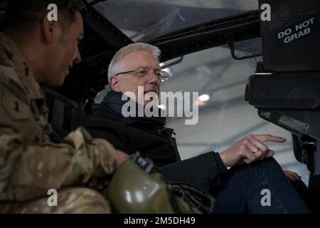 Arturs Krišjānis Kariņš, Ministerpräsident von Lettland, sieht das Cockpit einer USA AH-64D Apache Longbow Helikopter der Armee, mit Hilfe von zwei Soldaten, die dem 1-3.-Angriffsbataillon, der 12. Kampfluftfahrtbrigade am Luftwaffenstützpunkt Lielvārde, 4. März 2022, zugewiesen wurden. Die Verbesserung unserer Interoperabilität mit unseren NATO-Verbündeten und -Partnern stärkt die regionalen Beziehungen, die wir aufgebaut haben. 12 CAB ist die einzige dauerhafte Luftfahrtbrigade in ganz Europa, die es uns ermöglicht, Bedrohungen aus jeder Richtung abzuwehren und sie abzuwehren. Stockfoto