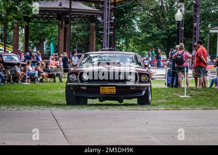 Des Moines, IA - 03. Juli 2022: Weitwinkel-Vorderansicht eines 1969 Ford Mustang Boss 429 Fastback auf einer lokalen Automesse. Stockfoto