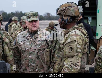 General Mark Milley, Vorsitzender der Stabschefs, spricht mit einem Fallschirmjäger, der der 82. Luftwaffe zugeteilt wurde, während eines Besuchs in Nowa Deba, Polen, am 4. März 2022. General Milley besuchte die Fallschirmjäger des 82. ABN. Div Die eingesetzt werden, um unsere Verbündeten zu versichern, indem sie eine Vielzahl einzigartiger Fähigkeiten bereitstellen und eine breite Palette von Missionen durchführen, die skalierbar und an die Missionsanforderungen angepasst werden können. Stockfoto