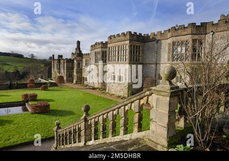 Blick auf die Südseite der Haddon Hall und der Gärten. Die in Privatbesitz befindliche Tudoe Hall befindet sich in der Nähe von Bakewell, Derbyshire, England Stockfoto