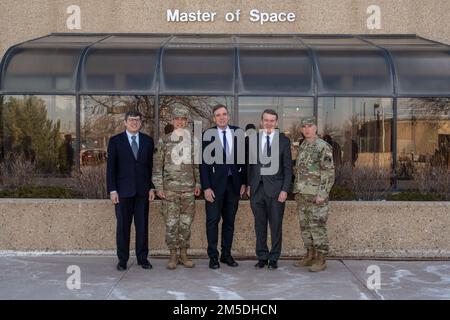 SCHRIEVER SPACE FORCE BASE, FARB. - USA Generalleutnant John Shaw, USA Stellvertretender Befehlshaber des Weltraumkommandos, traf mit dem Vorsitzenden des Nachrichtendienstkomitees des Senats Sen Mark Warner (D-VA) und dem Ausschussmitglied Sen. Michael Bennet (D-CO) während ihres Besuchs auf der Schriever-Weltraumstreitkräfte-Basis am 4. März 2022 zusammen. Die Kongressabgeordneten trafen sich mit Führern der USSPACECOM und der Joint Task Force-Space Defense, um die Mission des Kommandos zum Schutz und zur Verteidigung des Weltraumbereichs zu erörtern. USSPACECOM führt Operationen im, aus und in den Weltraum durch, um Konflikte abzuschrecken und, falls erforderlich, Aggressionen zu besiegen und der Weltraum-Kampfkraft zu verleihen Stockfoto