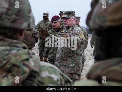 USA Armeegeneral Mark Milley, Vorsitzender der Stabschefs und Senior Enlisted Advisor des Vorsitzenden Ramon Colon-Lopez, sprach mit Fallschirmjägern der 82. Luftwaffe während eines Besuchs in Nowa Deba, Polen, am 4. März 2022. General Milley und SEAC Colon-Lopez besuchten die Fallschirmjäger des 82. ABN. Div Die eingesetzt werden, um unsere Verbündeten zu versichern, indem sie eine Vielzahl einzigartiger Fähigkeiten bereitstellen und eine breite Palette von Missionen durchführen, die skalierbar und an die Missionsanforderungen angepasst werden können. Stockfoto