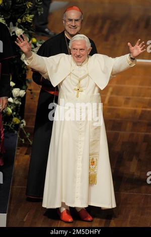 Freiburg, Deutschland. 28. Dezember 2022. Papst Benedikt XVI Ist schwer krank! ARCHIVFOTO: Papst Benedikt XVI Verbreitet seine Arme, lebt wohl, Rede von Papst Benedikt XVI Besuch von Papst Benedikt XVI. Im Konzerthaus In Deutschland vom 22. Bis 25. September 2011, Freiburg, 25. September 2011. Kredit: dpa/Alamy Live News Stockfoto