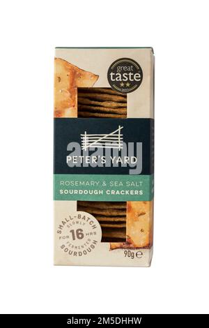 Karton mit Peter's Yard Rosemary & Sea Salt Sourdough Cracker isoliert auf weißem Hintergrund Stockfoto
