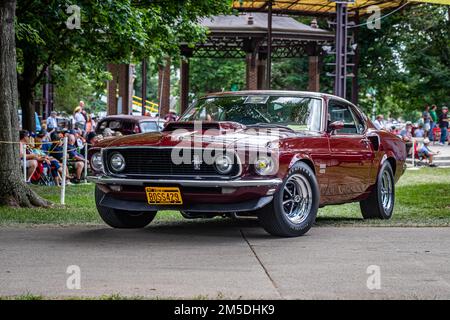 Des Moines, IA - 03. Juli 2022: Blick auf eine 1969 Ford Mustang Boss 429 Fastback von einer lokalen Automesse aus der schwachen Perspektive. Stockfoto