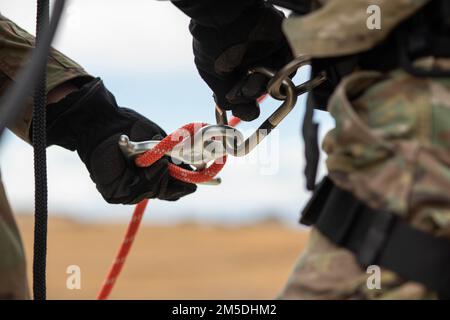 Ein Mitglied der Colorado National Guard trainiert am 4. März 2022 auf der Buckley Space Force Base, Colorado, in Hochwinkelrettung und Abwehr. Diese Schulung war Teil der CERF-P-Bereitschaft (Chemical Biological Radioactive and Nuclear Expeditionary Response Force Package), die die Mitglieder des Dienstes auf Gefahrgutnotfälle vorbereitet und medizinische Versorgung in der heißen Zone eines nuklearen Angriffs bietet. Stockfoto