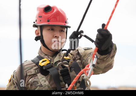 Ein Mitglied der Nationalgarde von Colorado trainiert am 4. März 2022 auf der Buckley Space Force Base, Colorado, in der Rettung und Abwehr. Diese Schulung war Teil der CERF-P-Bereitschaft (Chemical Biological Radioactive and Nuclear Expeditionary Response Force Package), die die Mitglieder des Dienstes auf Gefahrgutnotfälle vorbereitet und medizinische Versorgung in der heißen Zone eines nuklearen Angriffs bietet. Stockfoto