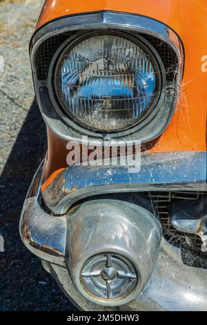 Ein 1956 Chevy Bel Air-Scheinwerfer und ein Stoßfänger mit Spinnweben Stockfoto