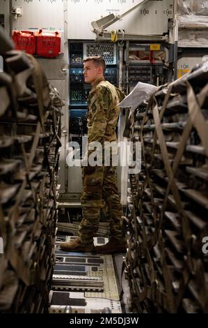 USA Air Force Airman 1. Klasse Austin Ferrara, USA Air Force C-17 Globemaster III, dem 816. Expeditionary Airlift Squadron zugeteilt, öffnet die Frachttür am Ali Al Salem Air Base, Kuwait, 4. März 2022. Der 816. EAS, der mit der Neunten Luftwaffe (Air Forces Central) eingesetzt wird, ist für die Lieferung von Fracht und Personal an die Stützpunkte der US-Streitkräfte und der nationalen Streitkräfte der Partner zuständig und liefert den USA Luftstrom Verantwortungsbereich des Zentralkommandos. Stockfoto