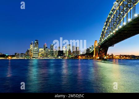 Sydney. New South Wales. Australien. Die Harbour Bridge und das Central Business District (CBD) bei Sonnenuntergang Stockfoto