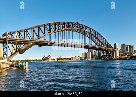 Sydney. New South Wales. Australien. Die Hafenbrücke und das Opernhaus Stockfoto