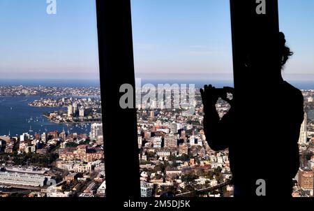 Sydney. New South Wales. Australien. Fotografieren mit einem Smartphone vom Sydney Tower aus Stockfoto