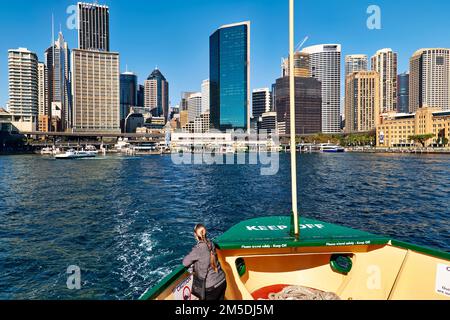 Sydney. New South Wales. Australien. Blick auf das zentrale Geschäftsviertel (CBD) von der Fähre nach Manly Stockfoto