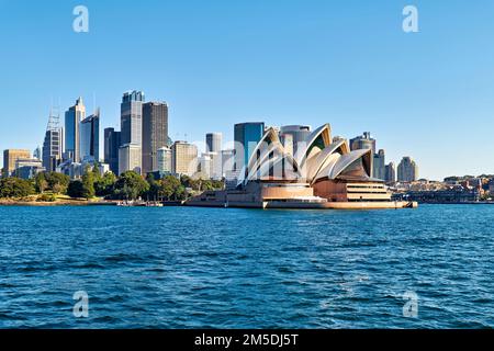 Sydney. New South Wales. Australien. Blick auf das zentrale Geschäftsviertel (CBD) von der Fähre nach Manly Stockfoto