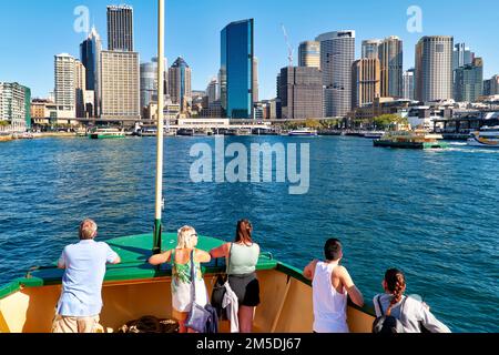 Sydney. New South Wales. Australien. Blick auf das zentrale Geschäftsviertel (CBD) von der Fähre nach Manly Stockfoto
