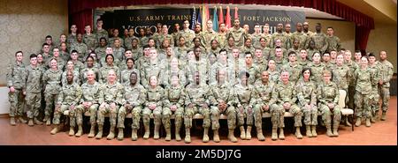 Die Führungsspitze der Armee posiert auf einem Gruppenfoto mit Kadetten des Reserve Officer Training Corps aus allen Universitäten von South Carolina während des 2022 Leader Professional Development Symposium, das am 4. März 2022 in Fort Jackson, S.C., stattfindet. Fünfzehn Generalbeamte, die mehrere Branchenspezialisten vertreten, berichteten und betreuten die Kadetten, um ihnen zu helfen, in Zukunft stärkere Führungspersönlichkeiten zu werden. Stockfoto