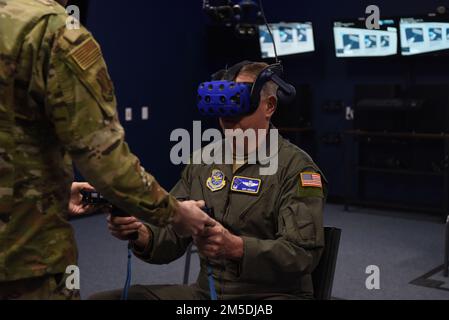 General Mike Minihan, Air Mobility Command Commander, erhält eine lehrreiche Demonstration des Virtual-Reality-Labors am Dyess Air Force Base, Texas, 4. März 2022. Das VR-Labor ist Teil des Beitrags des 317. Airlift Wing zur Innovationsinitiative der Air Force, indem es die Fähigkeiten des Virtual-Reality-Trainings für die Flugzeuginstandhaltung verbessert. Stockfoto